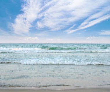 Denizde ya da okyanusta dalgalar.