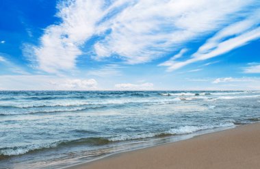 Denizde ya da okyanusta dalgalar.