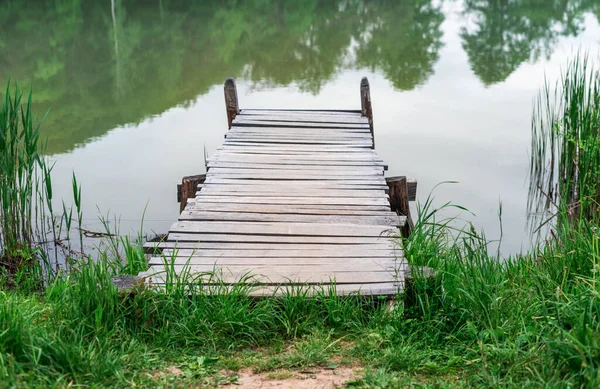 Wooden pier on the lake. — Stock Photo, Image