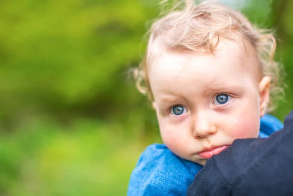 Sad baby girl in the arms of mom. — Stock Photo, Image