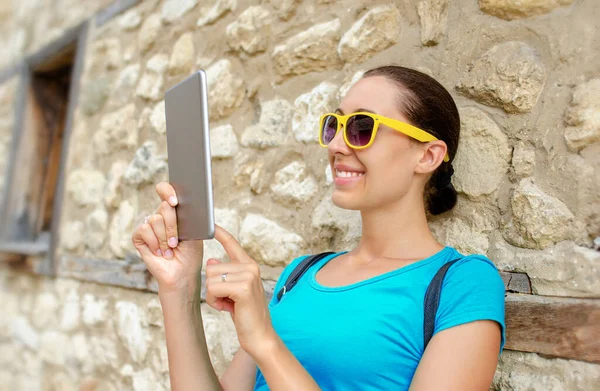 Menina usa tablet pc em uma rua da cidade . — Fotografia de Stock