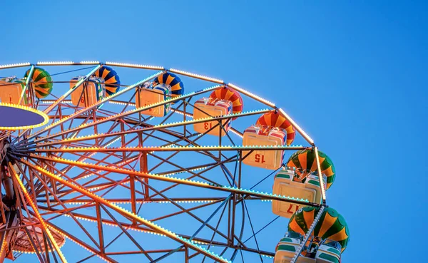 Ferris wiel op een achtergrond van de lucht. — Stockfoto