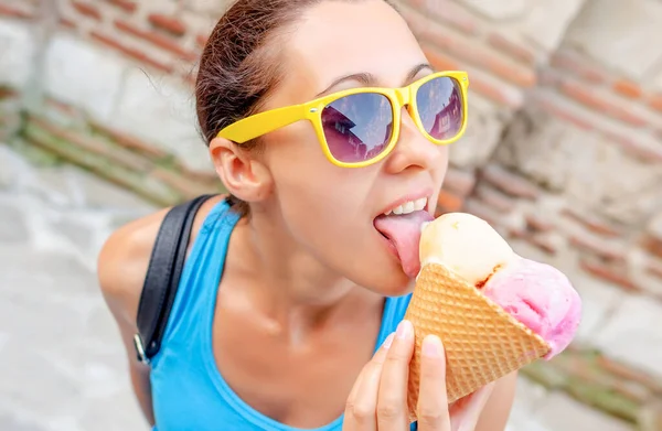 Flicka i gula solglasögon äter glass, njuter. Semester - begrepp. — Stockfoto