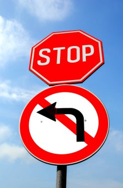 Mavi gökyüzünün arka planına karşı trafik kısıtlaması. Trafik levhası sola dönüş yok..