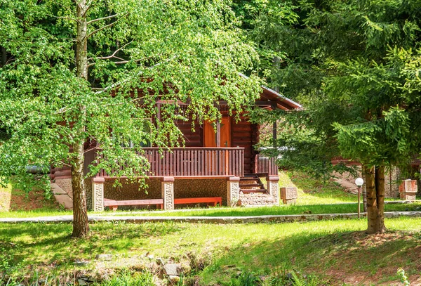 Huisje van het logboek. Huis van geëxtrudeerd houten profiel. — Stockfoto