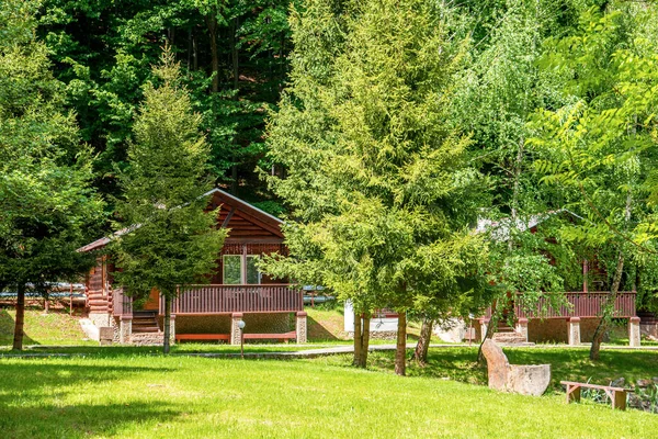 Huisje van het logboek. Huis van geëxtrudeerd houten profiel. — Stockfoto