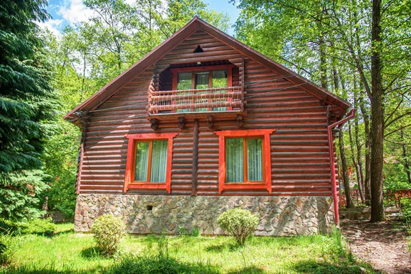 Cottage del tronco. Casa di profilo in legno estruso . — Foto Stock