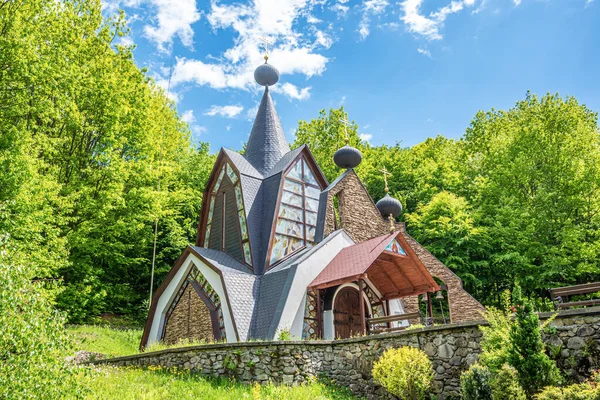 Orthodoxe Kirche im Hintergrund des Waldes . — Stockfoto