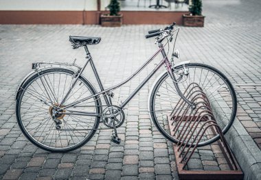 Antika bisikletin Retro biçimli sepya görüntüsü