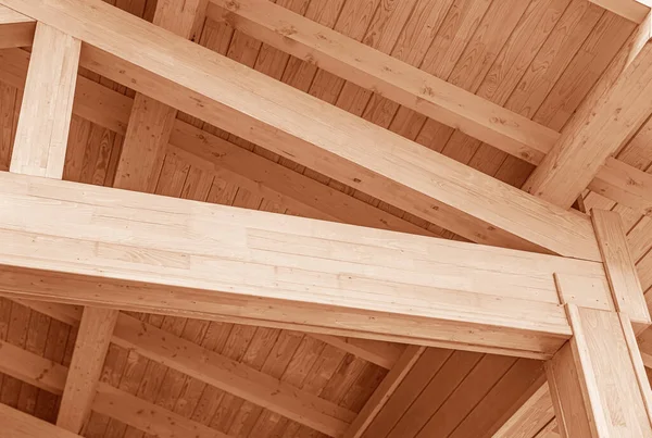 Konstrukce dřevěné střechy. — Stock fotografie