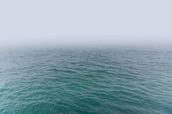 Ondas marinas en la niebla . — Foto de Stock