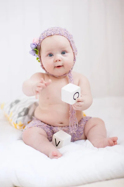 Ребёнок с кубиками — стоковое фото