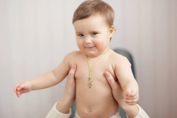 Meisje van de baby in de armen van moeder — Stockfoto