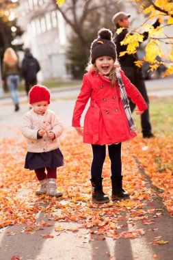 littlrr kızlar sarı yapraklar atmak