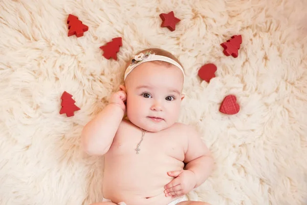 Bebê menina entre brinquedos de Natal — Fotografia de Stock