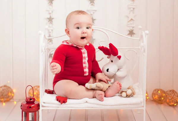 Bebê surpreso no Natal — Fotografia de Stock