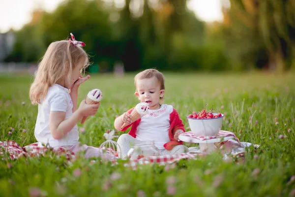लहान मुली आईस्क्रीम खातात — स्टॉक फोटो, इमेज