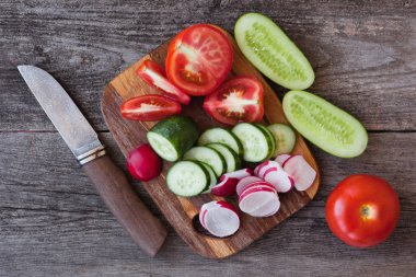 domates, turp ve bir bıçak ile bir gemide salatalık