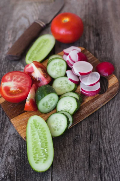 Szeletelt Friss Zöldségek Egy Szakács Késsel — Stock Fotó