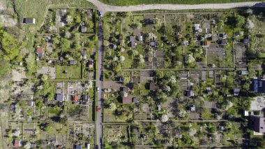 Bahar bahçe muhafazaları üzerinden kuş bakışı