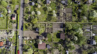 Bahar bahçe muhafazaları üzerinden kuş bakışı