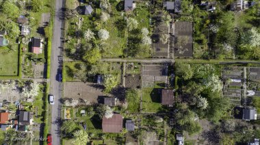 Bahar bahçe muhafazaları üzerinden kuş bakışı