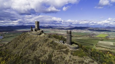 Hazmburk Şatosu. Ceske Stredohori dağının tepesindeki Hazmburk kalesinin kalıntıları. Çek Cumhuriyeti 'nin Klapy, Libochovice köyü yakınlarındaki Czech kırsal arazisi manzaralı ortaçağ kalesi.