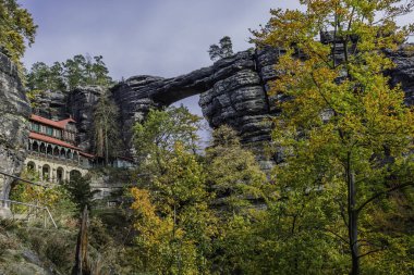 Yaz sarayı - şahin yuvası (Sokoli hnizdo) ve Pravcicka kapısı (Avrupa 'nın en büyük doğal kemeri), Çek-Sakson İsviçre, Çek Cumhuriyeti sonbahar renklerinde