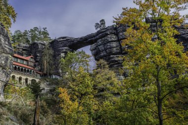 Yaz sarayı - şahin yuvası (Sokoli hnizdo) ve Pravcicka kapısı (Avrupa 'nın en büyük doğal kemeri), Çek-Sakson İsviçre, Çek Cumhuriyeti sonbahar renklerinde