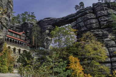 Yaz sarayı - şahin yuvası (Sokoli hnizdo) ve Pravcicka kapısı (Avrupa 'nın en büyük doğal kemeri), Çek-Sakson İsviçre, Çek Cumhuriyeti sonbahar renklerinde