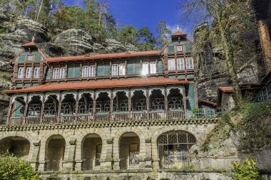 Yaz sarayı - şahin yuvası (Sokoli hnizdo) ve Pravcicka kapısı (Avrupa 'nın en büyük doğal kemeri), Çek-Sakson İsviçre, Çek Cumhuriyeti sonbahar renklerinde