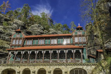 Yaz sarayı - şahin yuvası (Sokoli hnizdo) ve Pravcicka kapısı (Avrupa 'nın en büyük doğal kemeri), Çek-Sakson İsviçre, Çek Cumhuriyeti sonbahar renklerinde