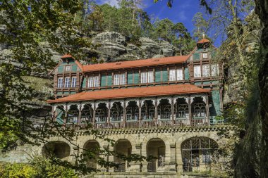 Yaz sarayı - şahin yuvası (Sokoli hnizdo) ve Pravcicka kapısı (Avrupa 'nın en büyük doğal kemeri), Çek-Sakson İsviçre, Çek Cumhuriyeti sonbahar renklerinde