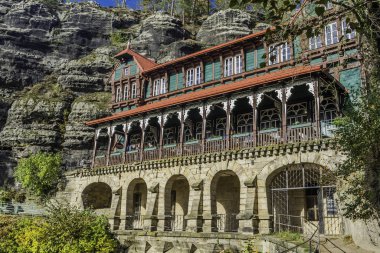 Yaz sarayı - şahin yuvası (Sokoli hnizdo) ve Pravcicka kapısı (Avrupa 'nın en büyük doğal kemeri), Çek-Sakson İsviçre, Çek Cumhuriyeti sonbahar renklerinde