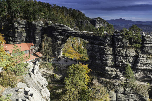 Ворота Правчицкой (самая большая природная арка в Европе), Чешско-Саксонская Швейцария, Чехия осенью
