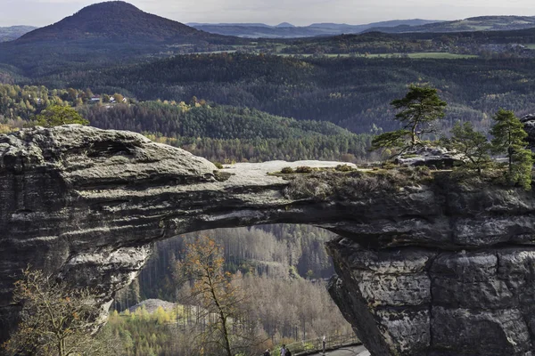 Pravcicka kapısı (Avrupa 'nın en büyük doğal kemeri), Çek-Sakson İsviçre, Çek Cumhuriyeti sonbahar renklerinde