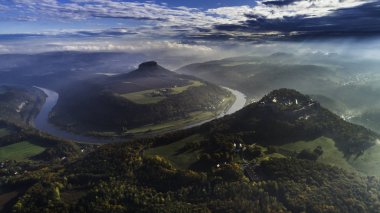 Konigstein Kalesi - Elbe seviyesinden 247 metre yüksekte bulunan Konigstein kasabası yakınlarındaki bir Sakson dağ kalesi, sis ve hava manzarası ile yıkandı.