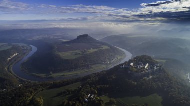 Konigstein Kalesi - Elbe seviyesinden 247 metre yüksekte bulunan Konigstein kasabası yakınlarındaki bir Sakson dağ kalesi, sis ve hava manzarası ile yıkandı.