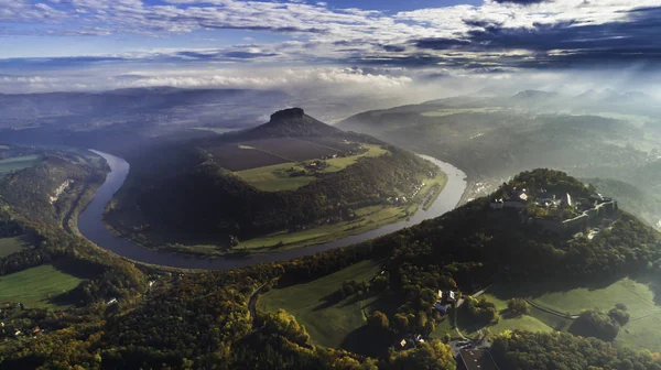 Konigstein Kalesi - Elbe seviyesinden 247 metre yüksekte bulunan Konigstein kasabası yakınlarındaki bir Sakson dağ kalesi, sis ve hava manzarası ile yıkandı.