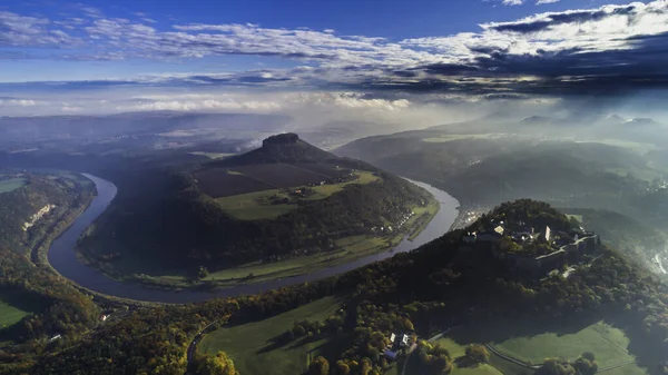 Konigstein Kalesi - Elbe seviyesinden 247 metre yüksekte bulunan Konigstein kasabası yakınlarındaki bir Sakson dağ kalesi, sis ve hava manzarası ile yıkandı.