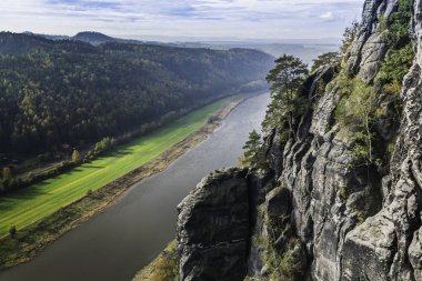 Elba nehri üzerindeki Bastei Köprüsü 'nden bakış açısına bak. Sonbaharda Sakson İsviçre Ulusal Parkı