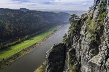 Elba nehri üzerindeki Bastei Köprüsü 'nden bakış açısına bak. Sonbaharda Sakson İsviçre Ulusal Parkı