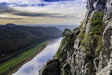 Elba nehri üzerindeki Bastei Köprüsü 'nden bakış açısına bak. Sonbaharda Sakson İsviçre Ulusal Parkı