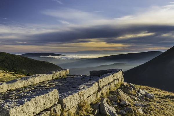 Karkonosze Ulusal Parkı, güzel bir sis manzarası ve batan güneşin bulutları.