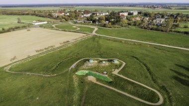 Mru 2. Dünya Savaşı istihkam sığınağı, Pniewo, Miedzyrzecz, Polonya yakınlarında. Yeraltı koridoru sistemine giriş. 2. Dünya Savaşı 'ndan kalma Alman askeri bölgesi. Hava görünümü.