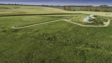 Mru 2. Dünya Savaşı istihkam sığınağı, Pniewo, Miedzyrzecz, Polonya yakınlarında. Yeraltı koridoru sistemine giriş. 2. Dünya Savaşı 'ndan kalma Alman askeri bölgesi. Hava görünümü.