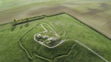 Mru 2. Dünya Savaşı istihkam sığınağı, Pniewo, Miedzyrzecz, Polonya yakınlarında. Yeraltı koridoru sistemine giriş. 2. Dünya Savaşı 'ndan kalma Alman askeri bölgesi. Hava görünümü.