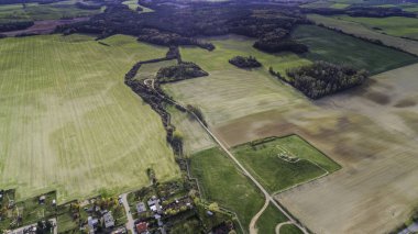 Mru 2. Dünya Savaşı istihkam sığınağı, Pniewo, Miedzyrzecz, Polonya yakınlarında. Yeraltı koridoru sistemine giriş. 2. Dünya Savaşı 'ndan kalma Alman askeri bölgesi. Hava görünümü.