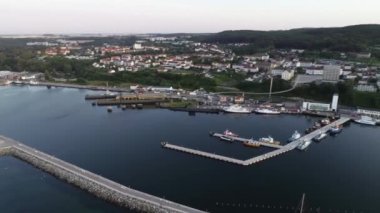 Sassnitz - Baltık Denizi 'nde şehir, tatil köyü ve liman Rgen adasında gün doğumunda limanın havadan görüntüsü