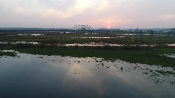 Cruzando Río Sobre Puente Carretera Con Tráfico Durante Atardecer — Vídeos de Stock